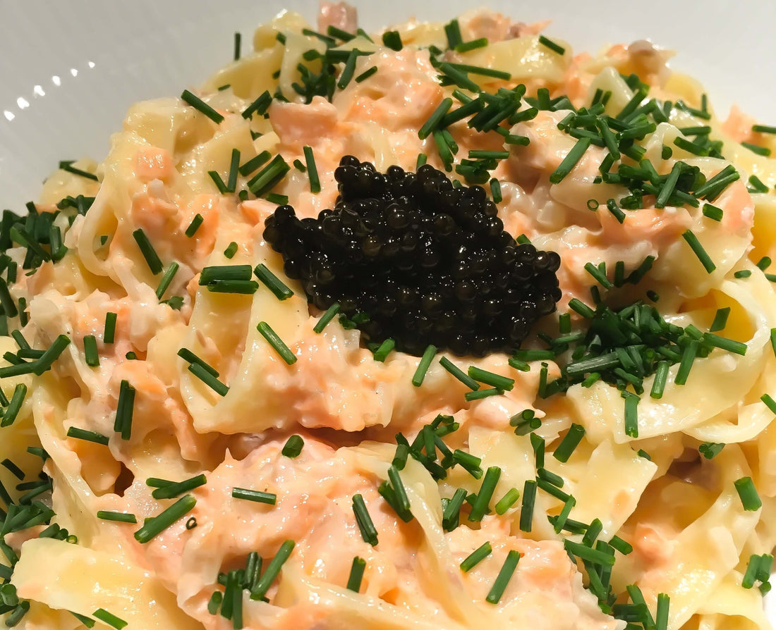 Frisk pasta i fløde med ovnbagt laks og caviar