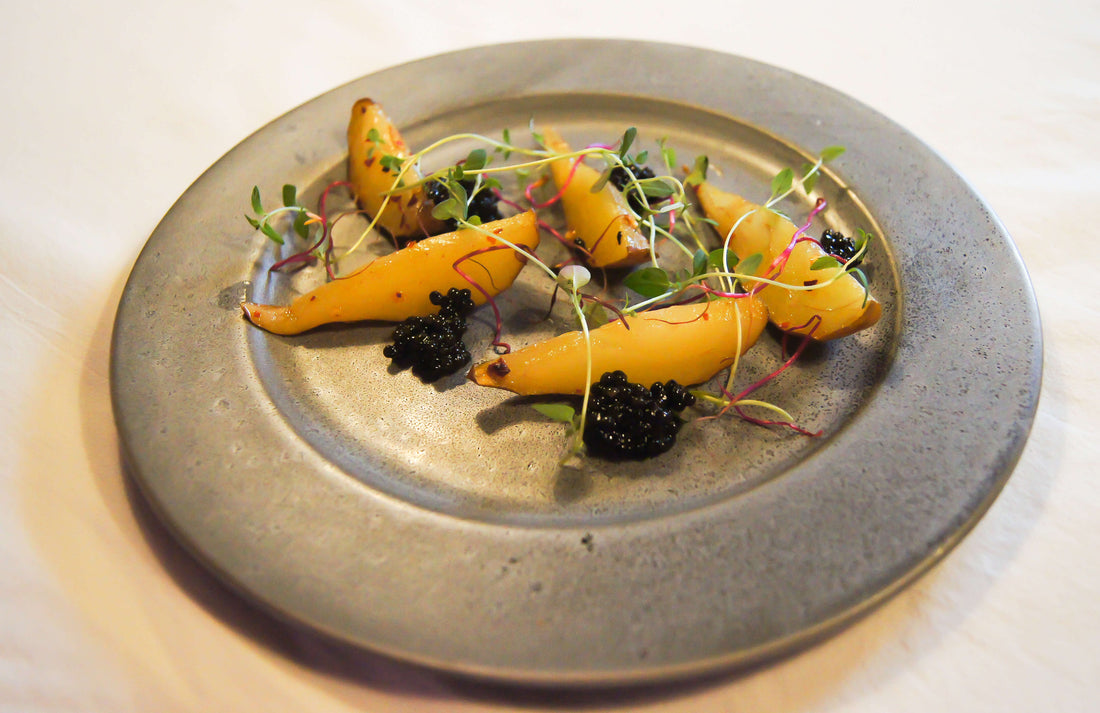 Bagt pære med caviar