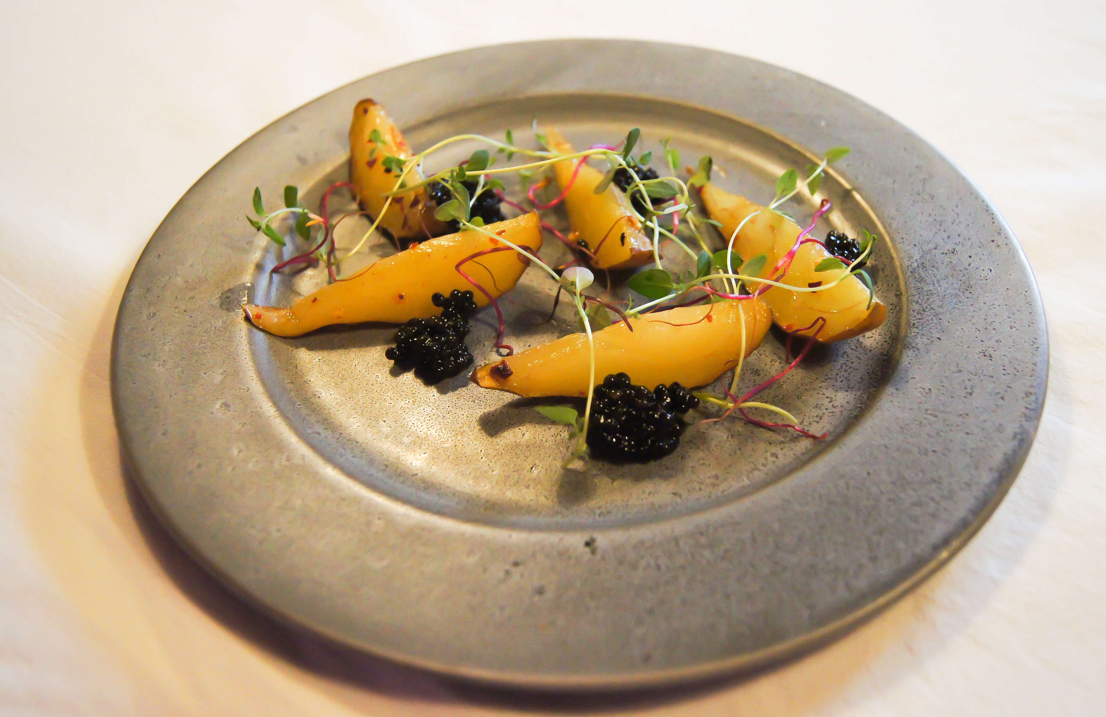 Bagt pære med caviar