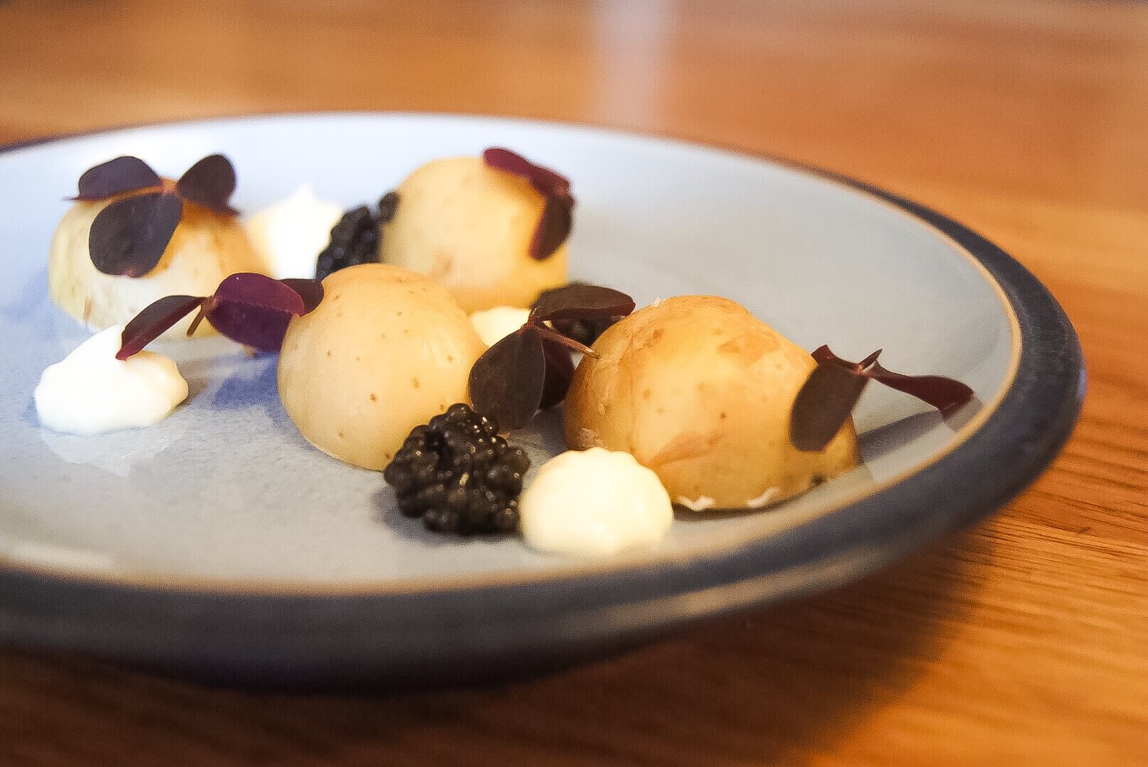 Røgede kartofler, hjemmerørt mayonnaise og caviar