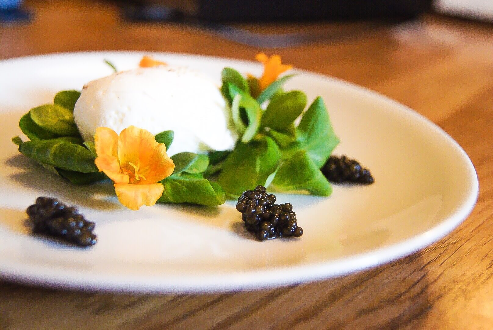 Pocheret æg med feldsalat og caviar