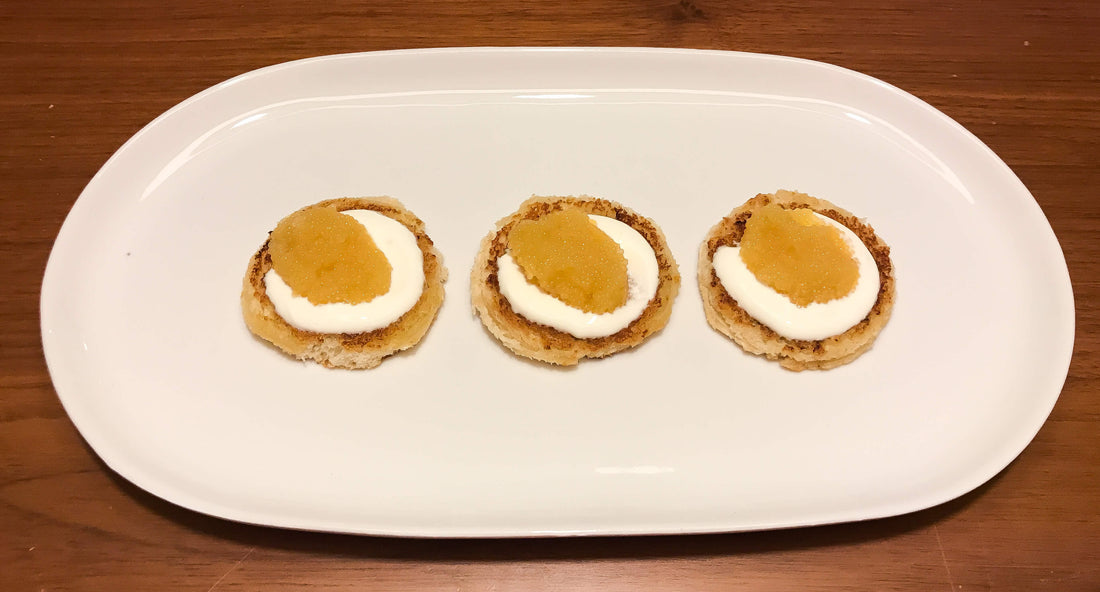 Smørristet brød med cremefraiche og geddekaviar