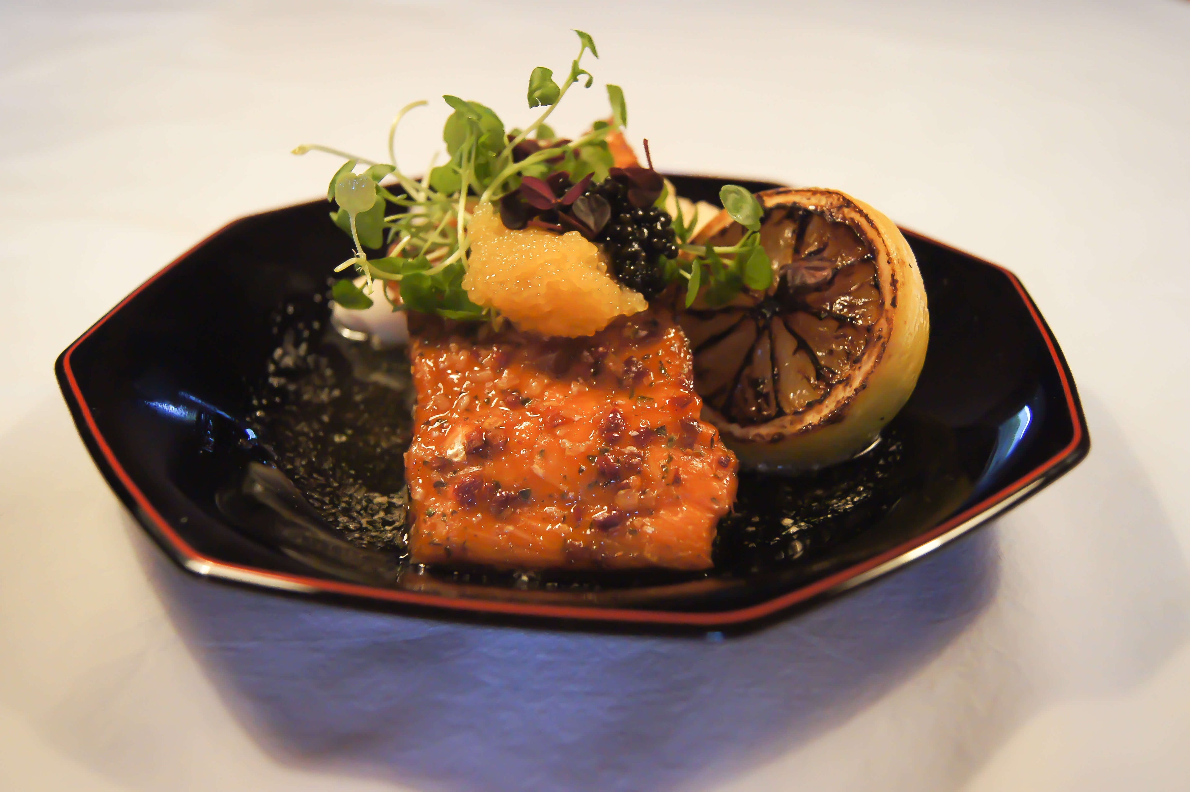 Varmrøget laks med stegt citron, smørsauce, frisk pasta og caviar