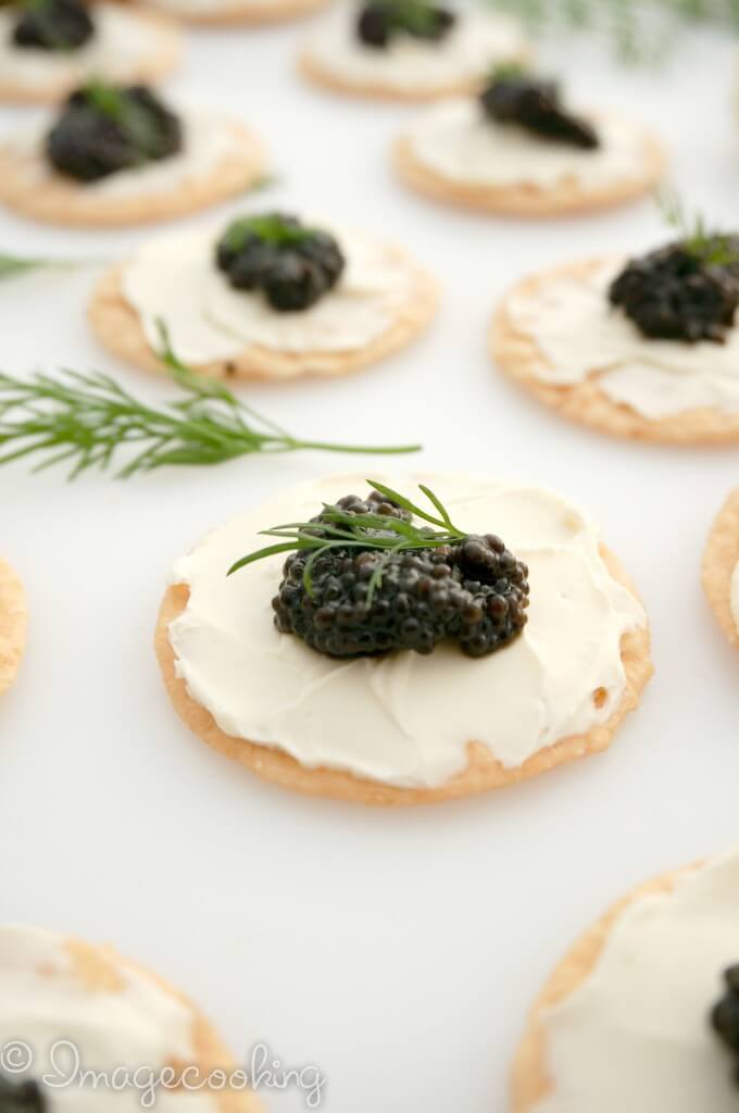 Caviar og kiks som forret
