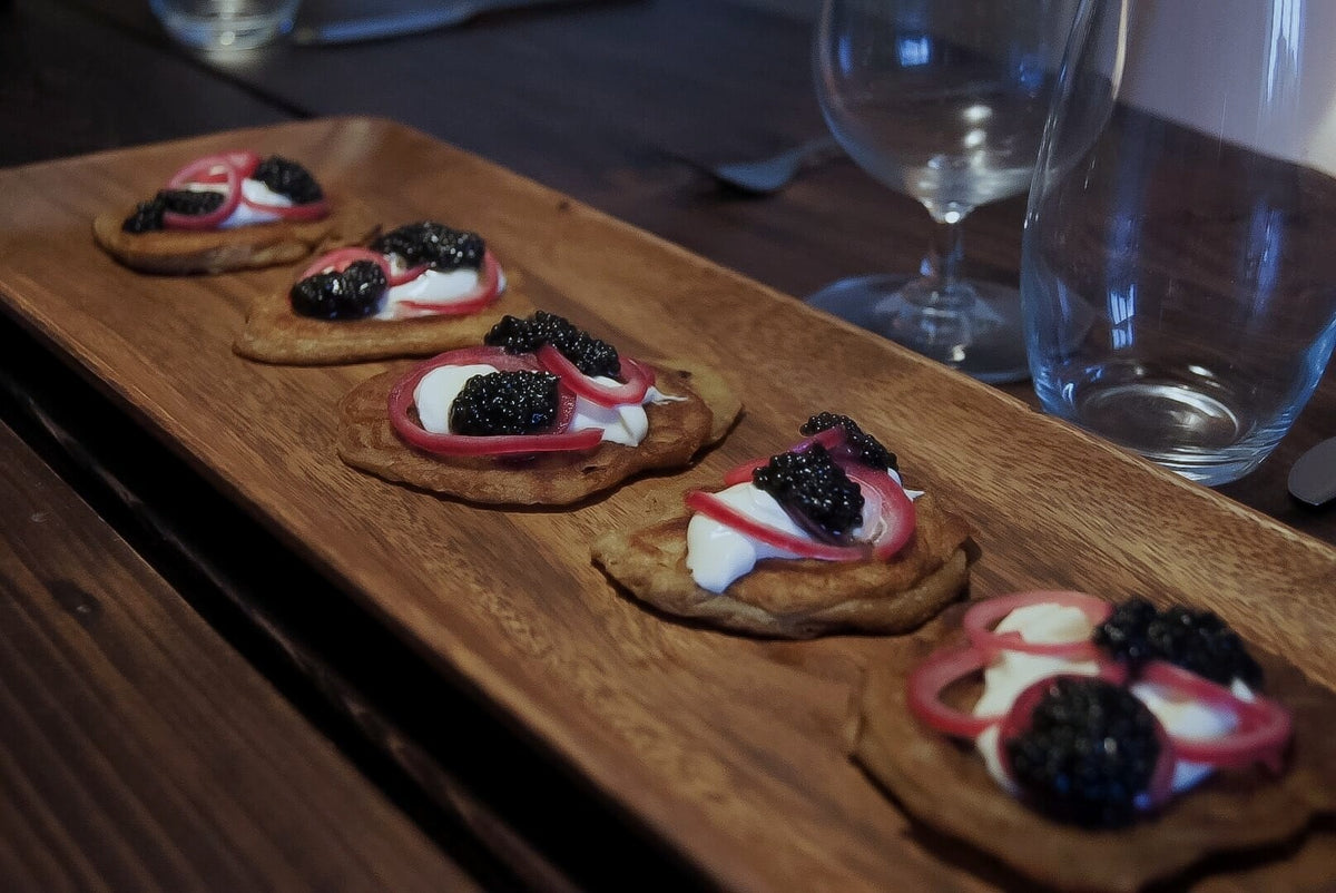 Blinis med caviar og roedloeg paa braet