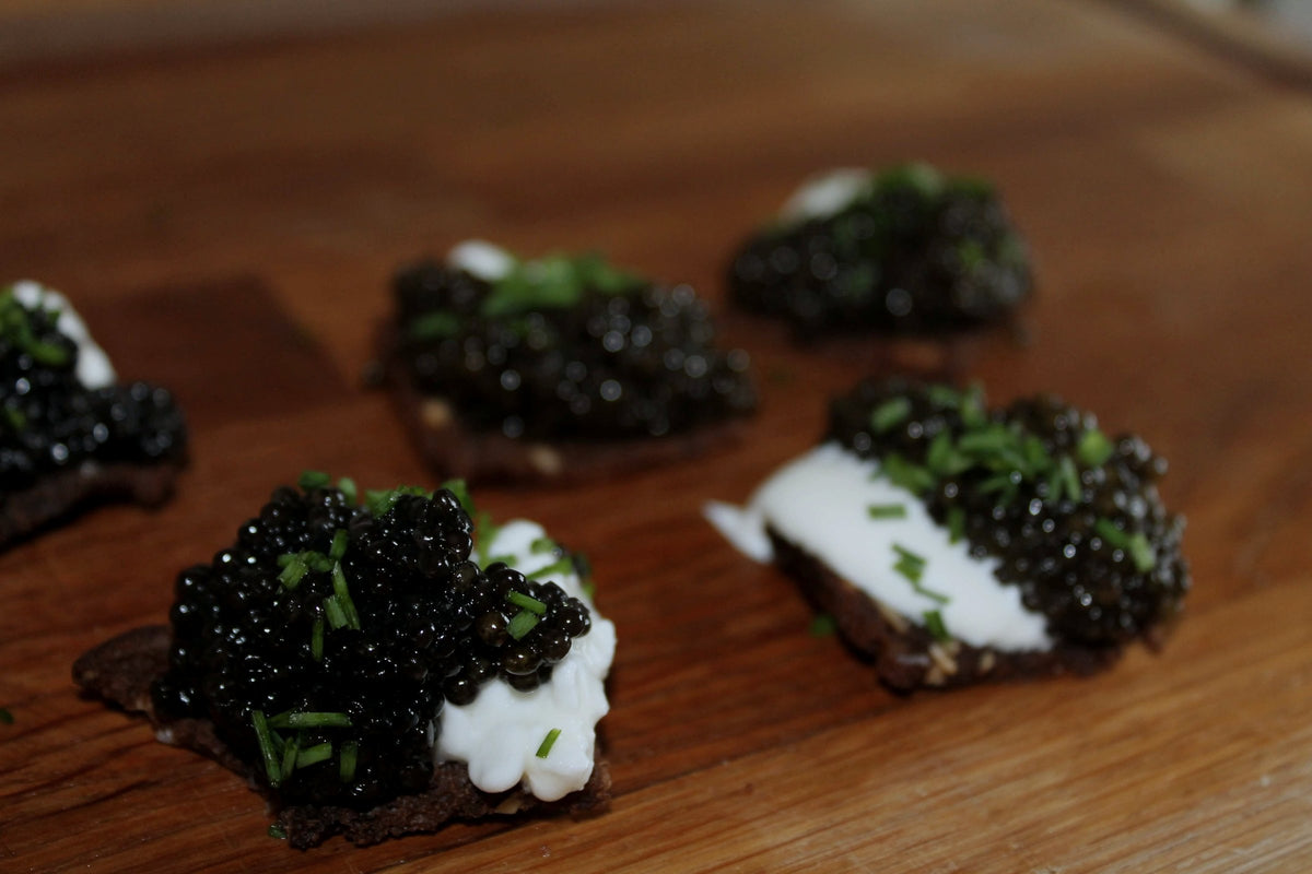 Caviar og creme fraiche paa rugbroed